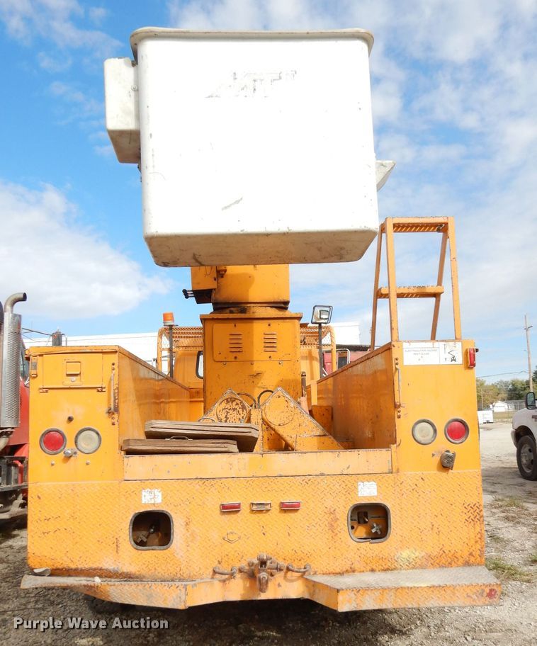 image for item DJ6890 2000 International 4700  bucket truck