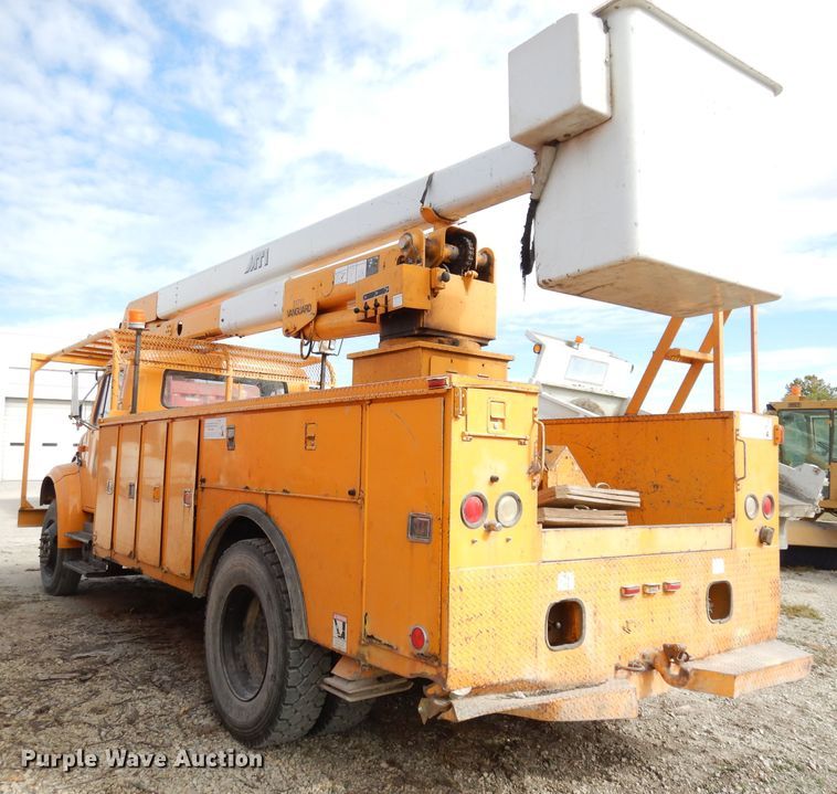 image for item DJ6890 2000 International 4700  bucket truck