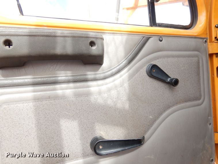 image for item DJ6890 2000 International 4700  bucket truck