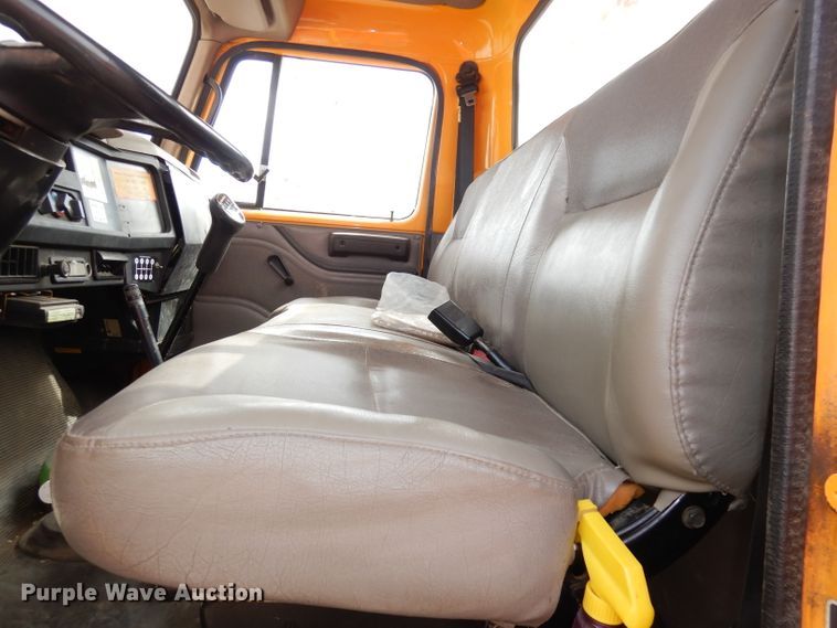 image for item DJ6890 2000 International 4700  bucket truck