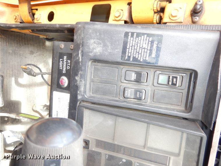 image for item DJ6890 2000 International 4700  bucket truck