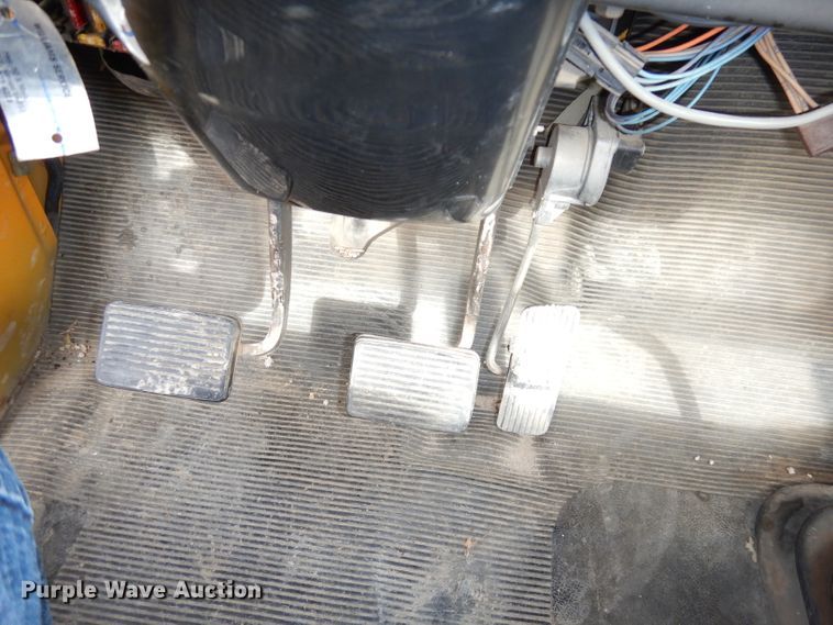 image for item DJ6890 2000 International 4700  bucket truck