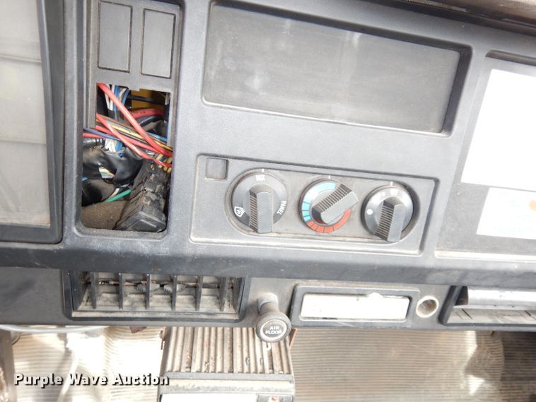 image for item DJ6890 2000 International 4700  bucket truck