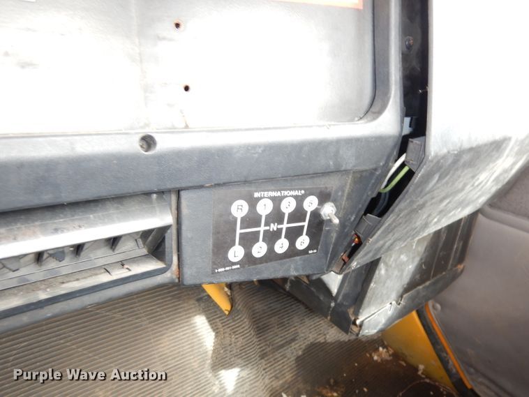 image for item DJ6890 2000 International 4700  bucket truck