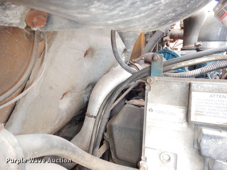 image for item DJ6890 2000 International 4700  bucket truck