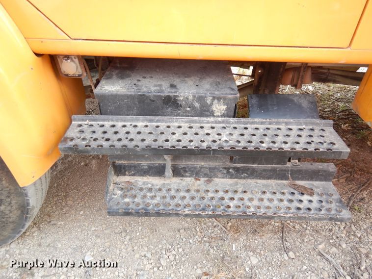 image for item DJ6890 2000 International 4700  bucket truck