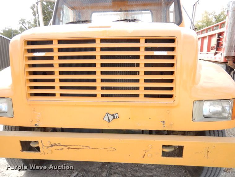 image for item DJ6890 2000 International 4700  bucket truck