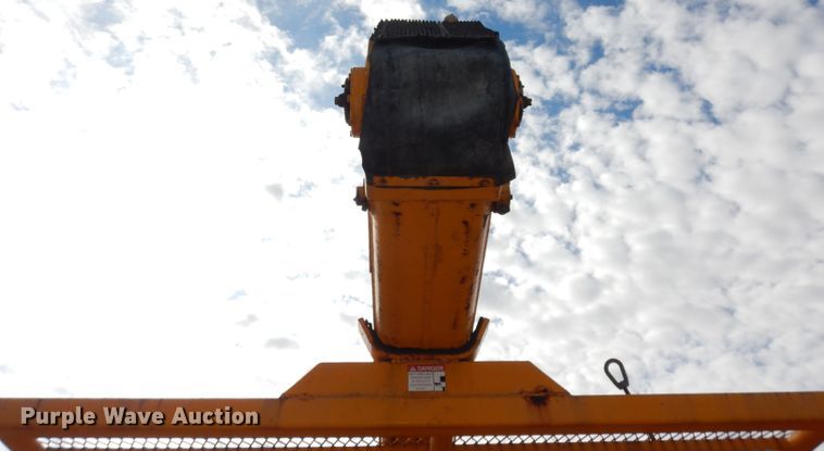 image for item DJ6890 2000 International 4700  bucket truck