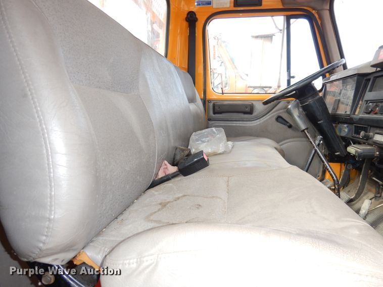 image for item DJ6890 2000 International 4700  bucket truck