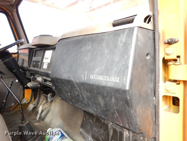 image for item DJ6890 2000 International 4700  bucket truck