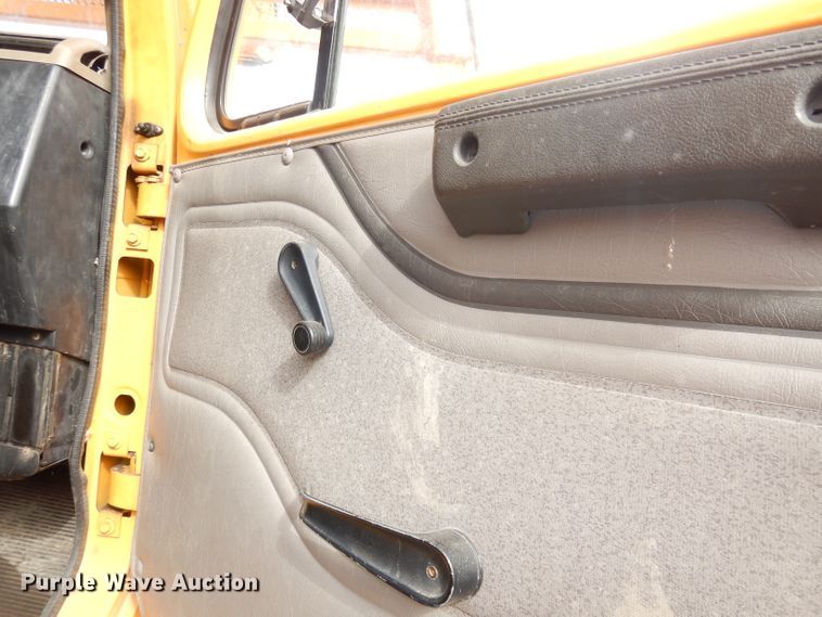 image for item DJ6890 2000 International 4700  bucket truck