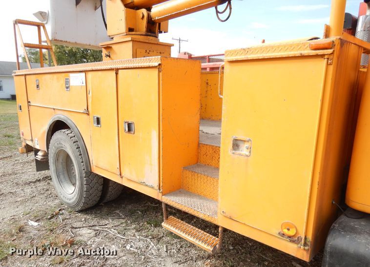 image for item DJ6890 2000 International 4700  bucket truck