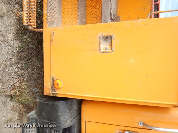 image for item DJ6890 2000 International 4700  bucket truck