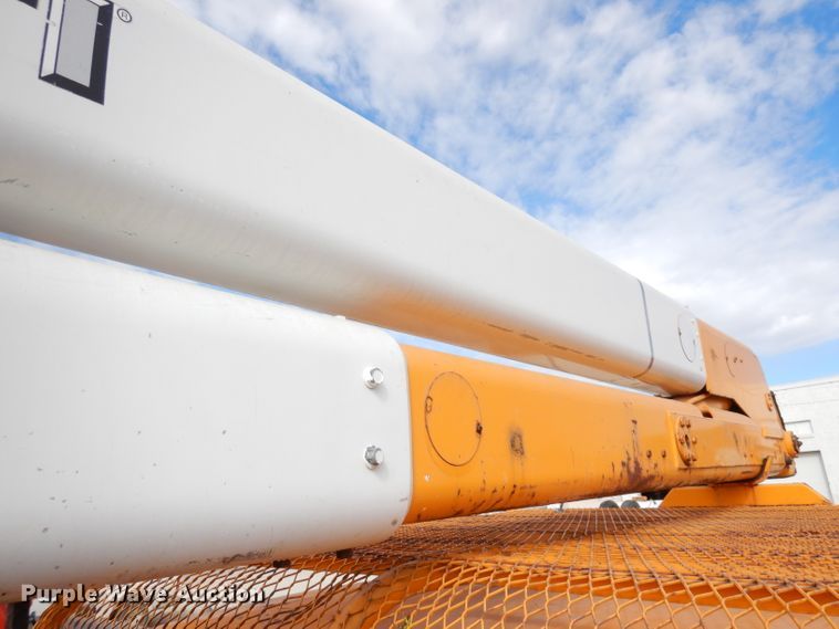 image for item DJ6890 2000 International 4700  bucket truck