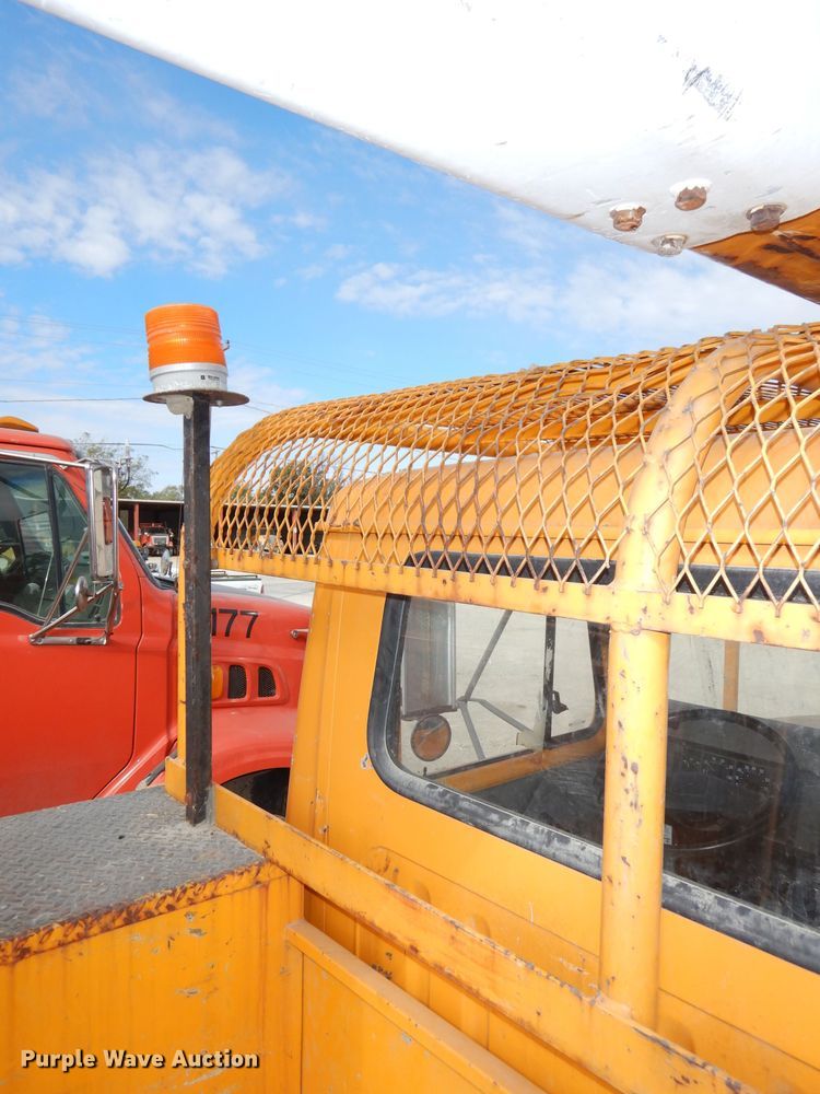 image for item DJ6890 2000 International 4700  bucket truck