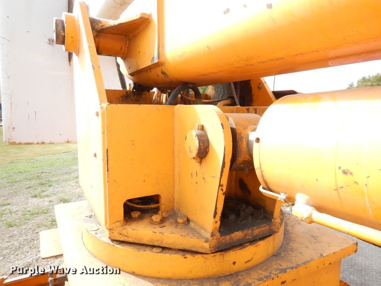 image for item DJ6890 2000 International 4700  bucket truck