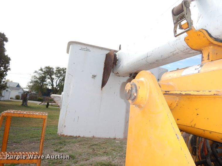 image for item DJ6890 2000 International 4700  bucket truck