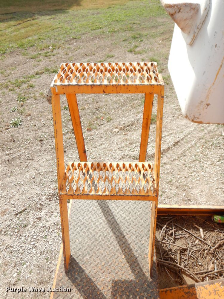 image for item DJ6890 2000 International 4700  bucket truck