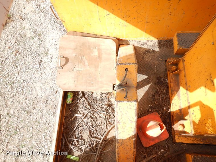 image for item DJ6890 2000 International 4700  bucket truck