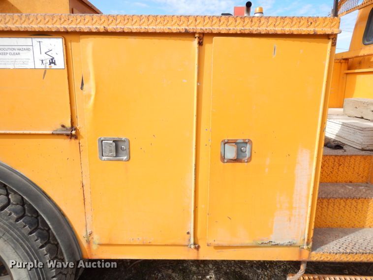 image for item DJ6890 2000 International 4700  bucket truck