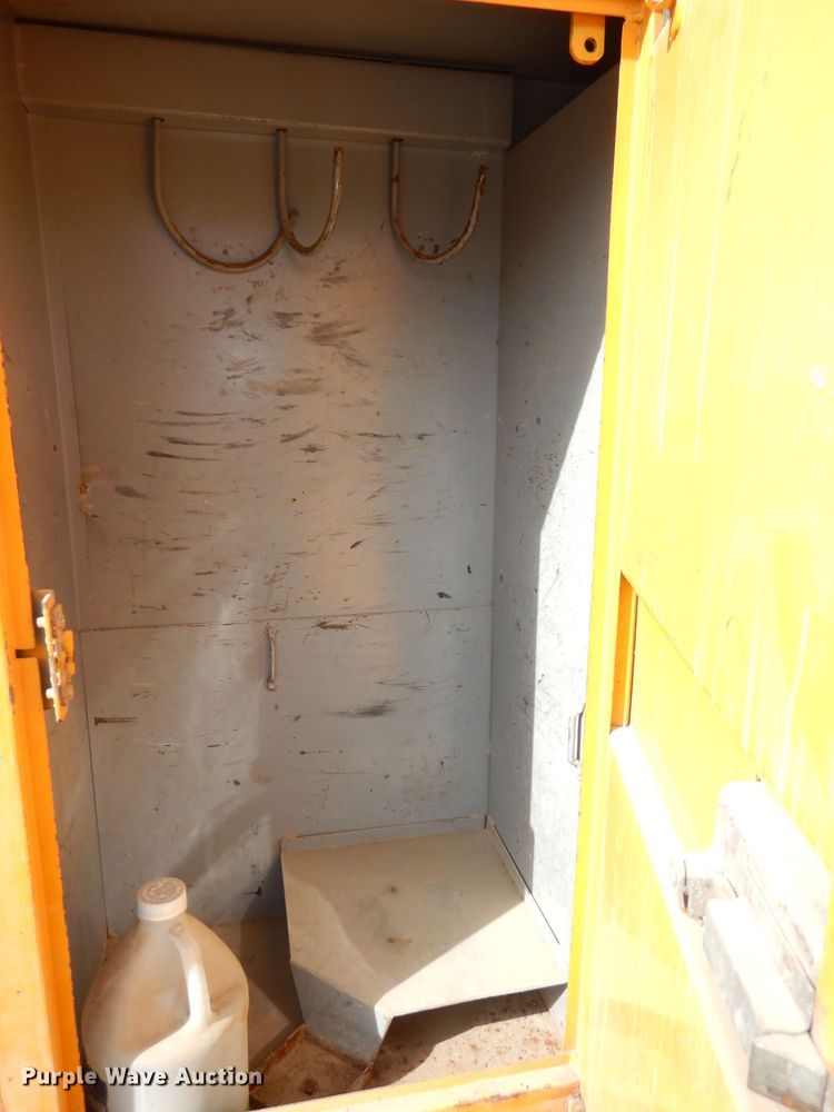 image for item DJ6890 2000 International 4700  bucket truck