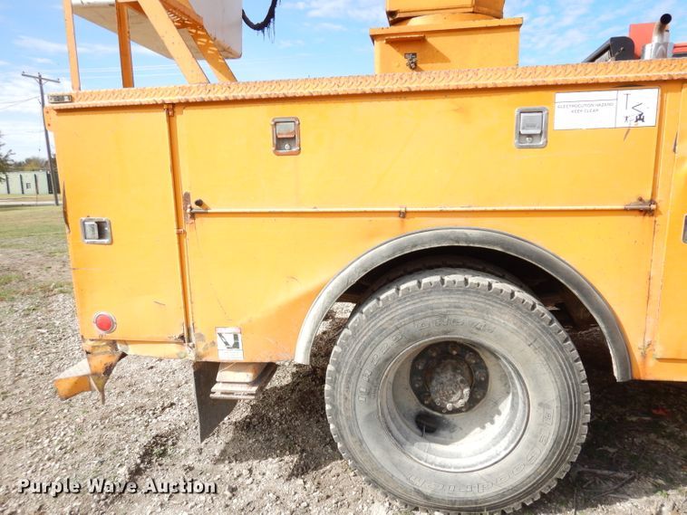 image for item DJ6890 2000 International 4700  bucket truck