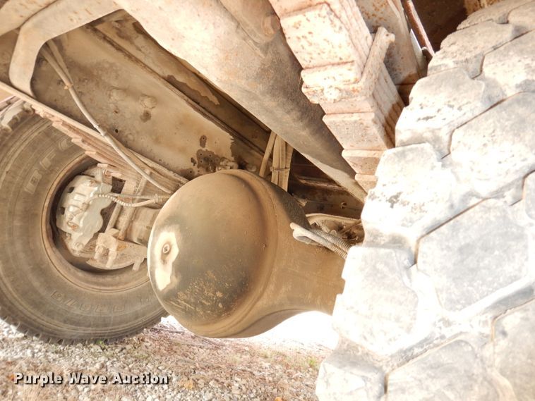 image for item DJ6890 2000 International 4700  bucket truck