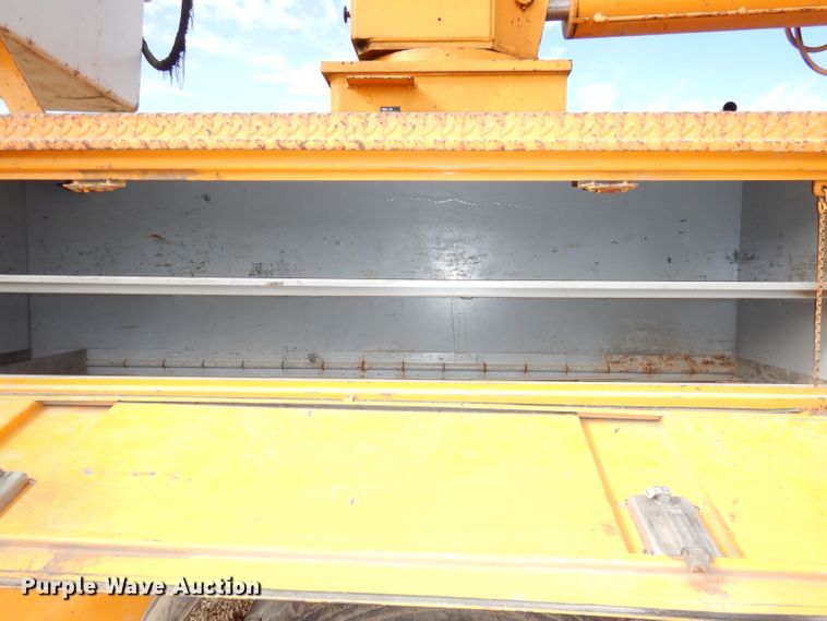 image for item DJ6890 2000 International 4700  bucket truck