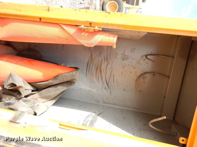 image for item DJ6890 2000 International 4700  bucket truck