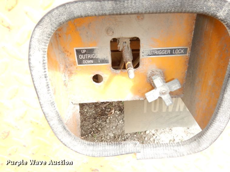 image for item DJ6890 2000 International 4700  bucket truck