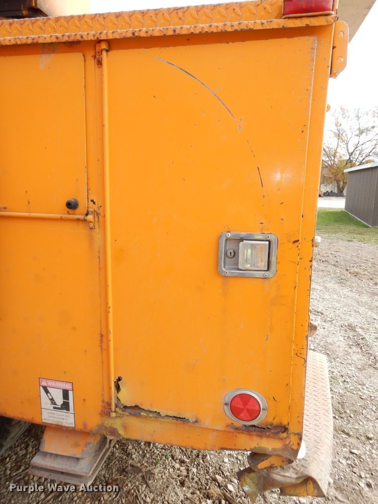 image for item DJ6890 2000 International 4700  bucket truck