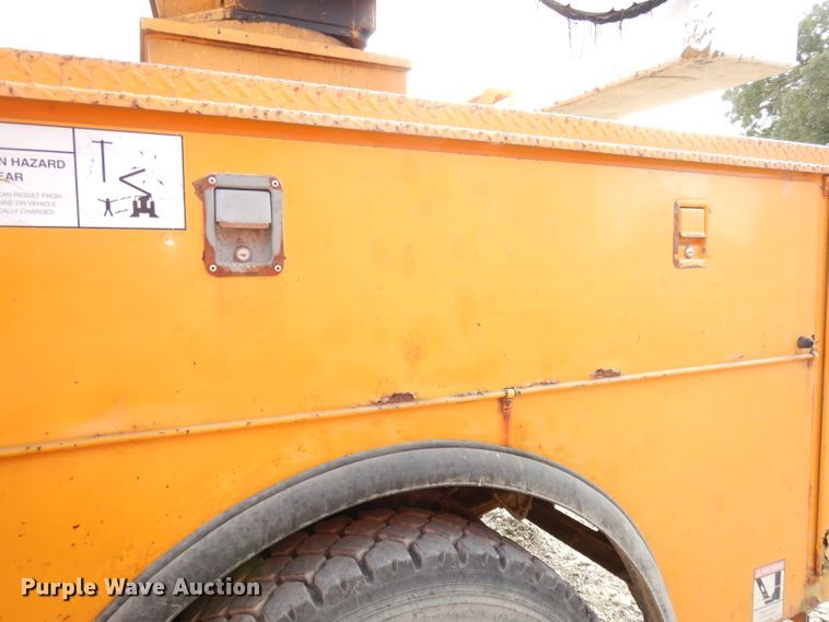 image for item DJ6890 2000 International 4700  bucket truck