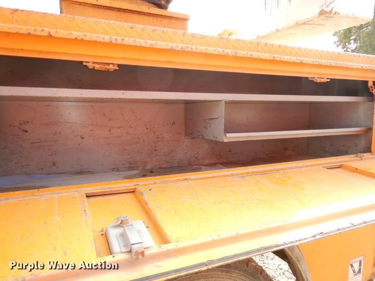 image for item DJ6890 2000 International 4700  bucket truck