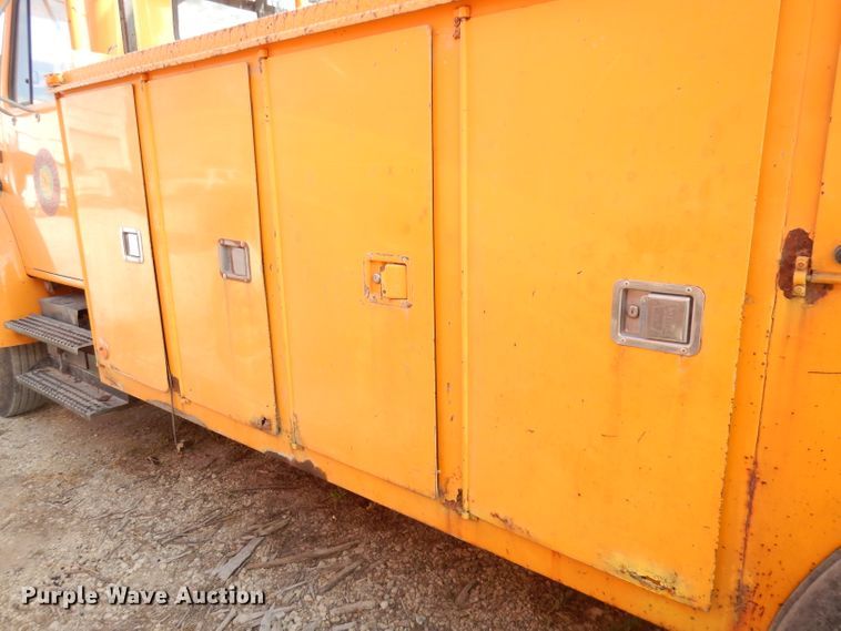 image for item DJ6890 2000 International 4700  bucket truck