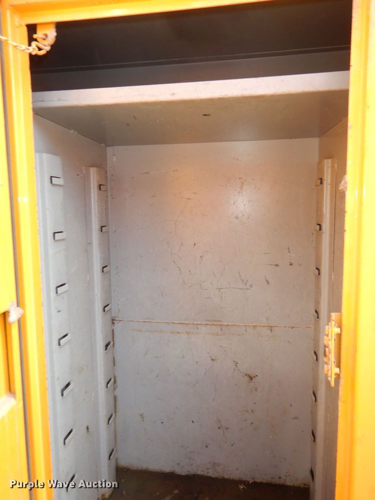 image for item DJ6890 2000 International 4700  bucket truck