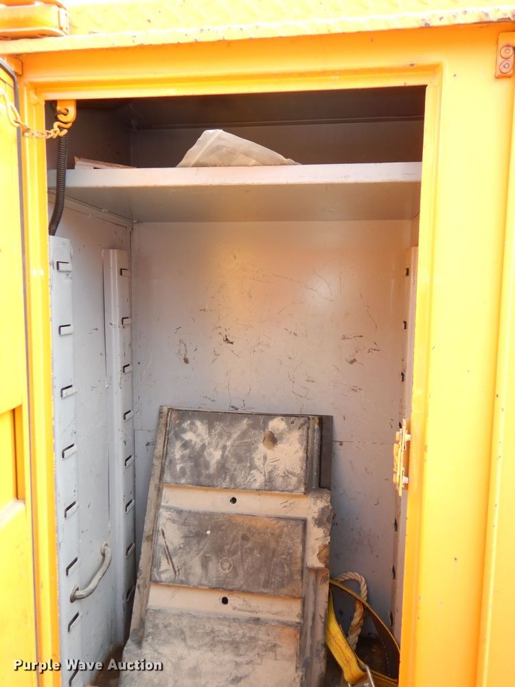 image for item DJ6890 2000 International 4700  bucket truck