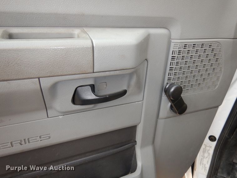 image for item DJ6897 2011 Ford Econoline E450 Super Duty  shuttle bus