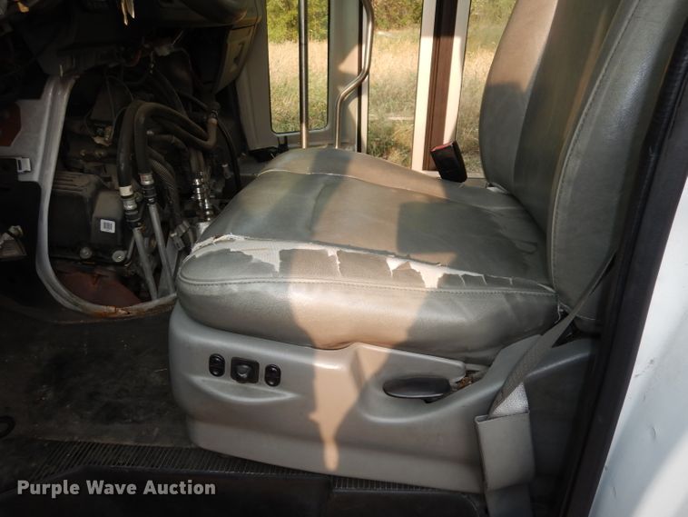 image for item DJ6897 2011 Ford Econoline E450 Super Duty  shuttle bus