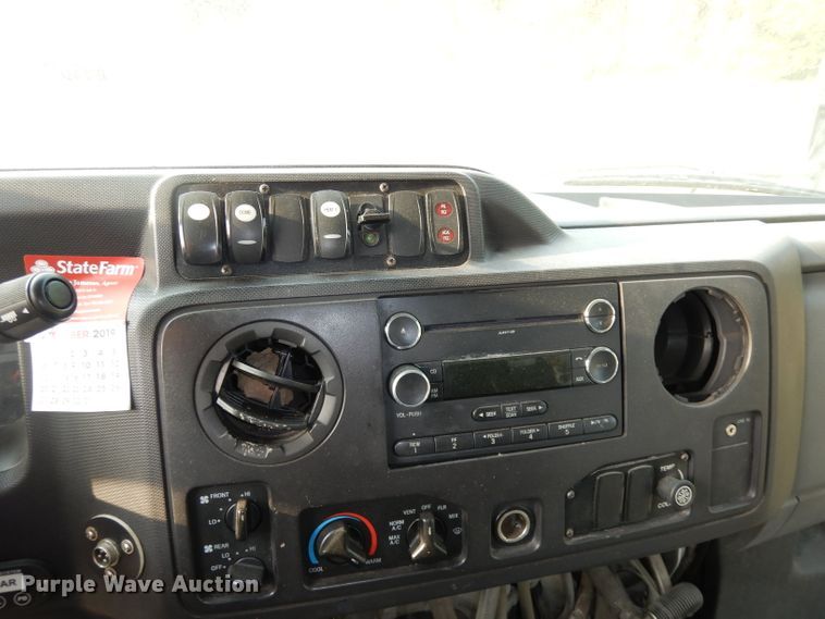 image for item DJ6897 2011 Ford Econoline E450 Super Duty  shuttle bus