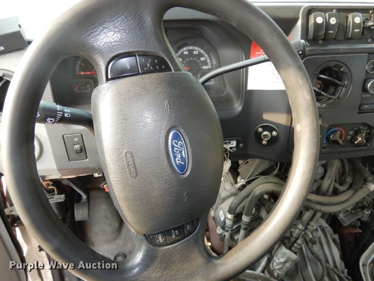 image for item DJ6897 2011 Ford Econoline E450 Super Duty  shuttle bus