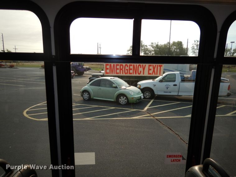 image for item DJ6897 2011 Ford Econoline E450 Super Duty  shuttle bus