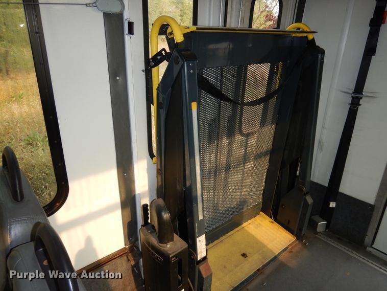 image for item DJ6897 2011 Ford Econoline E450 Super Duty  shuttle bus