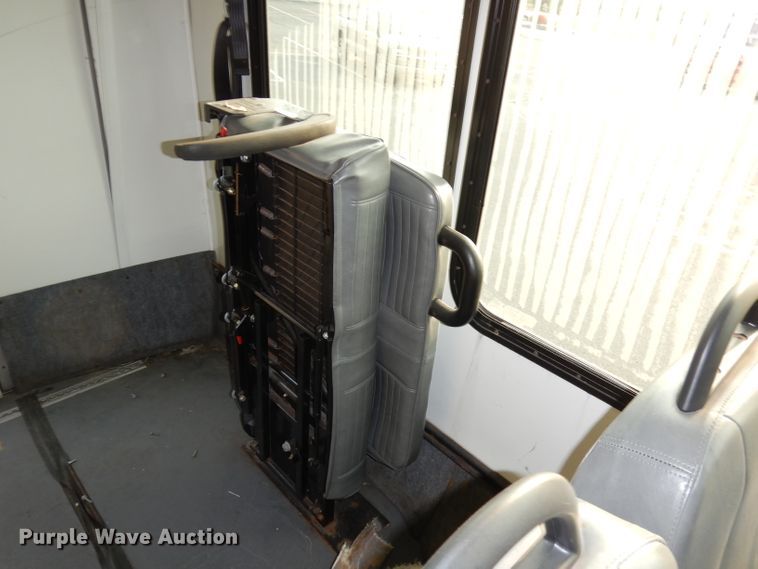 image for item DJ6897 2011 Ford Econoline E450 Super Duty  shuttle bus