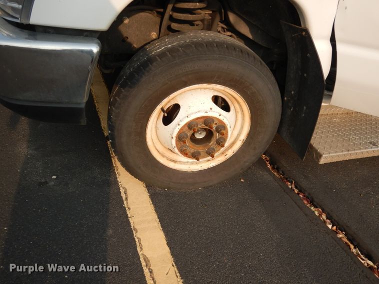 image for item DJ6897 2011 Ford Econoline E450 Super Duty  shuttle bus