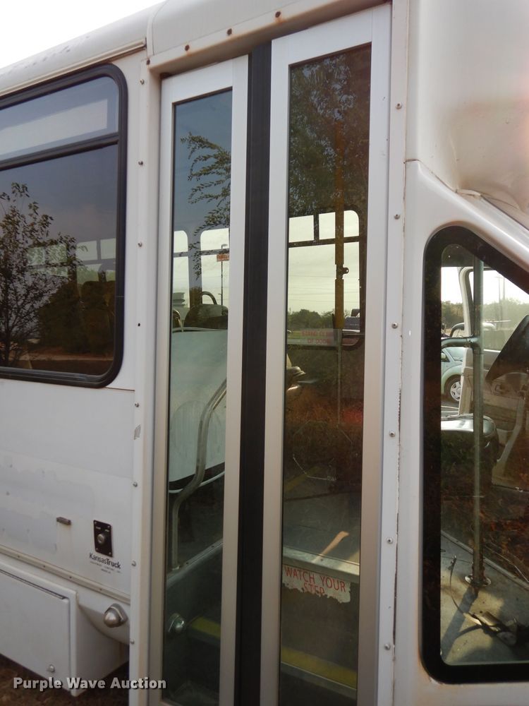 image for item DJ6897 2011 Ford Econoline E450 Super Duty  shuttle bus