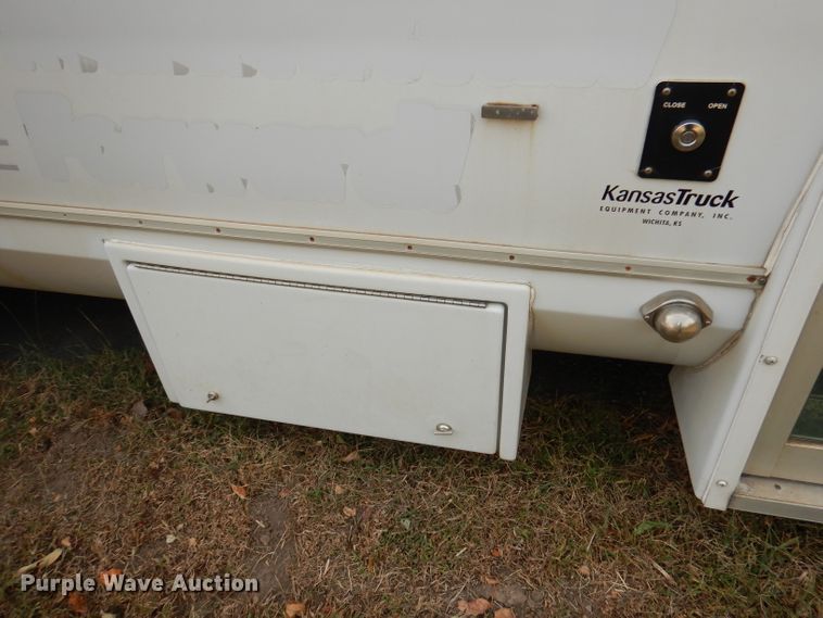 image for item DJ6897 2011 Ford Econoline E450 Super Duty  shuttle bus