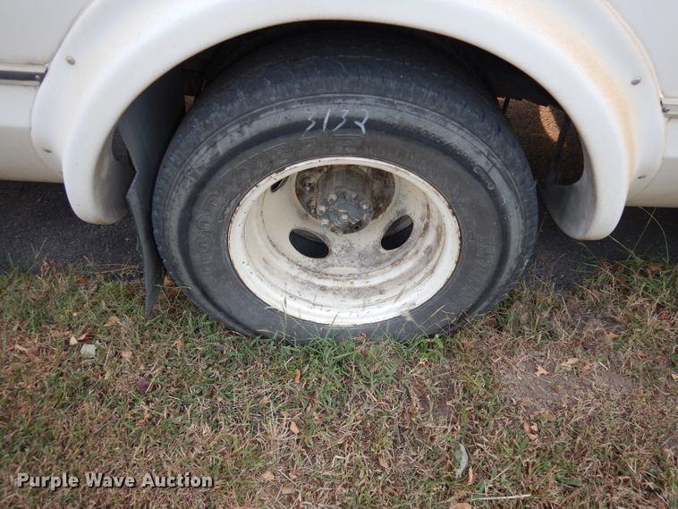 image for item DJ6897 2011 Ford Econoline E450 Super Duty  shuttle bus