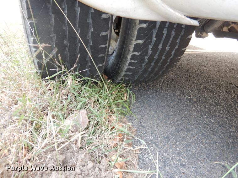 image for item DJ6897 2011 Ford Econoline E450 Super Duty  shuttle bus