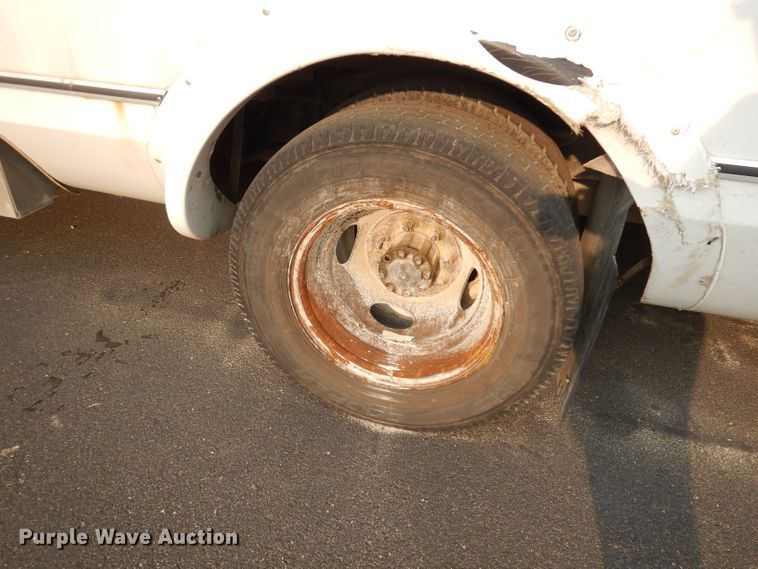 image for item DJ6897 2011 Ford Econoline E450 Super Duty  shuttle bus