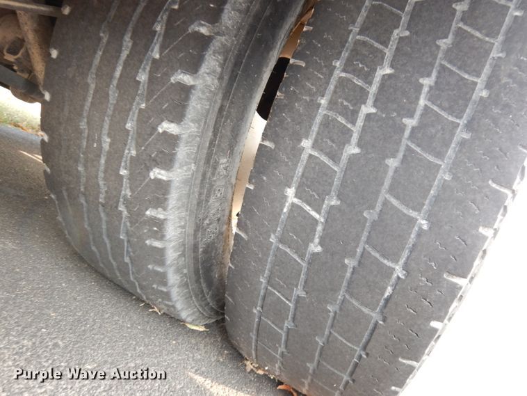 image for item DJ6897 2011 Ford Econoline E450 Super Duty  shuttle bus